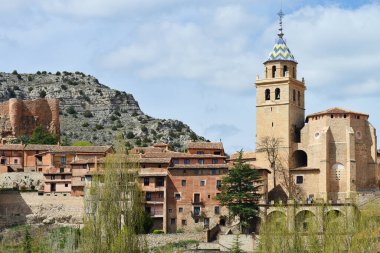 Albarracin, İspanya - 19 Nisan 2014: Albarracin kasabasının mimarisi. Albarracin, İspanya 'nın doğusunda Guadalaviar Nehri' nin üzerinde yer alan küçük bir kasabadır.