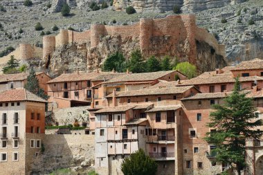 Albarracin, İspanya - 19 Nisan 2014: Albarracin kasabasının mimarisi. Albarracin, İspanya 'nın doğusunda Guadalaviar Nehri' nin üzerinde yer alan küçük bir kasabadır.