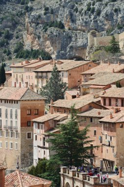 Albarracin, İspanya - 19 Nisan 2014: Albarracin kasabasının mimarisi. Albarracin, İspanya 'nın doğusunda Guadalaviar Nehri' nin üzerinde yer alan küçük bir kasabadır.