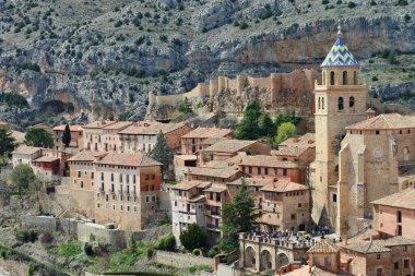 Albarracin, İspanya - 19 Nisan 2014: Albarracin kasabasının mimarisi. Albarracin, İspanya 'nın doğusunda Guadalaviar Nehri' nin üzerinde yer alan küçük bir kasabadır.