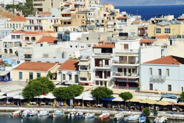 Agios Nikolao - 09 Ağustos 2014: Yunanistan 'ın Girit kentindeki Agios Nikolaos kentinin mimarisi. Agios Nikolaos Girit adasının doğu bölgesindeki en popüler turizm merkezlerinden biri..