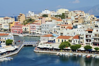 Agios Nikolao - 09 Ağustos 2014: Yunanistan 'ın Girit kentindeki Agios Nikolaos kentinin mimarisi. Agios Nikolaos Girit adasının doğu bölgesindeki en popüler turizm merkezlerinden biri..