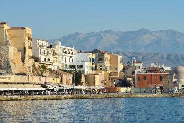 Hanya, Yunanistan - 12 Ağustos 2014: 12 Ağustos 'ta Yunanistan' ın Chania limanındaki şehir binaları. Chania, Yunanistan 'ın Girit adasındaki en popüler turizm merkezlerinden biri..