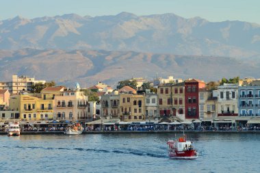 Hanya, Yunanistan - 12 Ağustos 2014 'te Yunanistan' ın Hanya Limanı 'nda güzel bir günbatımı yaşandı. Chania, Yunanistan 'ın Girit adasındaki en popüler turizm merkezlerinden biri..