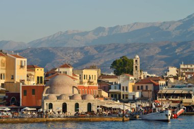 Hanya, Yunanistan - 12 Ağustos 2014 'te Yunanistan' ın Hanya Limanı 'nda güzel bir günbatımı yaşandı. Chania, Yunanistan 'ın Girit adasındaki en popüler turizm merkezlerinden biri..