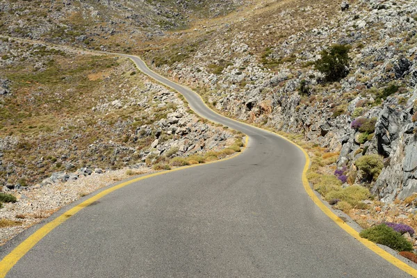 Estrada Estreita Montanha Que Enrola Acima Das Montanhas Grécia Foco — Fotografia de Stock