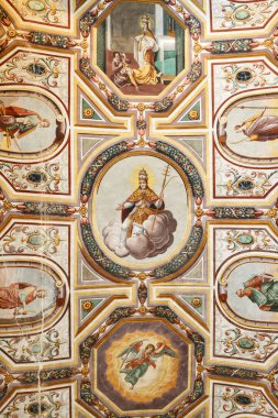 Volterra - 29 Nisan 2013: 29 Nisan 2013 'te Volterra, İtalya' da San Lino kilisesinin içi. Volterra, İtalya 'nın Toskana bölgesinde yer alan bir şehirdir.