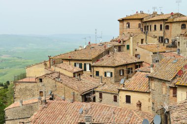 Volterra - 29 Nisan 2013: Volterra kasabasının 29 Nisan 2013 tarihinde Volterra, İtalya 'da görülmesi. Volterra, İtalya 'nın Toskana bölgesinde yer alan bir şehirdir.