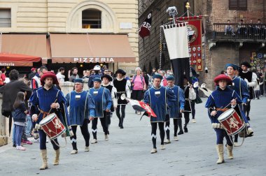 Siena, İtalya - 28 Nisan 2013 'te İtalya' nın Siena kentinde yapılacak Palio 'ya hazırlık için Siena caddelerinde düzenlenen geçit töreni