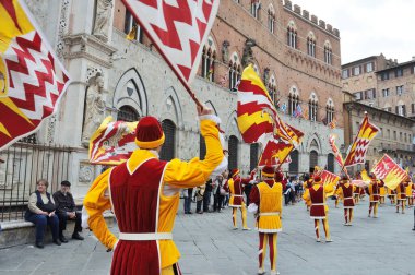 Siena, İtalya - 28 Nisan 2013: Valdimontone (Ram Vadisi) 'nin zıtlığı, Siena sokaklarında geçit töreni, Palio için hazırlık, 28 Nisan 2013 Siena, İtalya