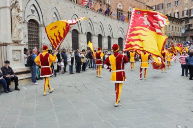 Siena, İtalya - 28 Nisan 2013: Valdimontone (Ram Vadisi) 'nin zıtlığı, Siena sokaklarında geçit töreni, Palio için hazırlık, 28 Nisan 2013 Siena, İtalya