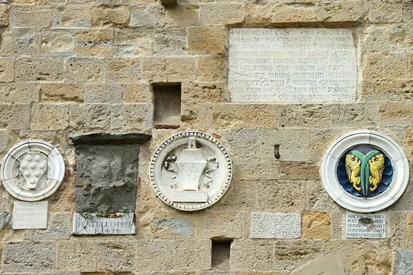 Volterra 4月29日 イタリアのVolterraで2013年4月29日に地元の貴族の腕のコートを持つDei Priori宮殿のファサードの詳細 — ストック写真