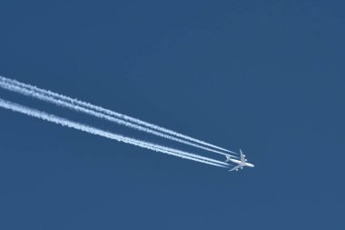 Mavi Gökteki Uçak Uçak Yolları