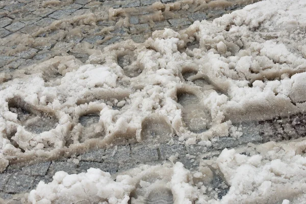 Ślady Opon Stóp Śniegu Środki Przeciwoblodzeniowe Sezonie Zimowym Ulicy Miejskiej — Zdjęcie stockowe