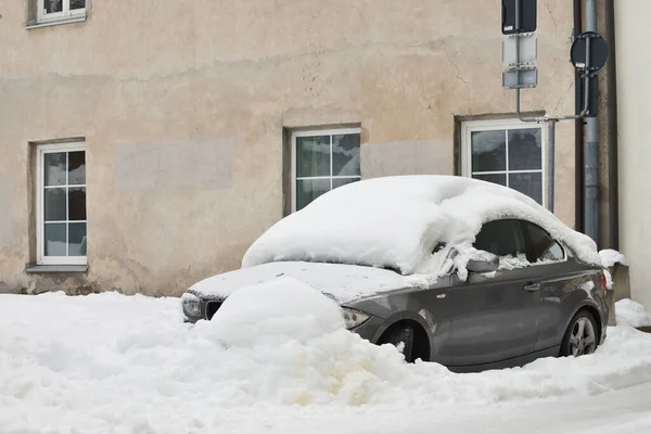 Samochód Pokryty Śniegiem Śnieżycy Widok Przodu — Zdjęcie stockowe