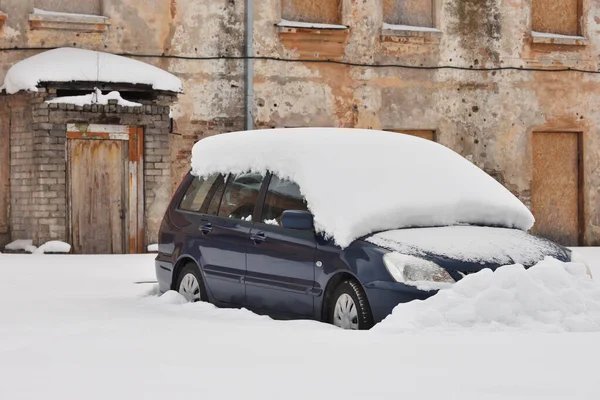 Samochód Pokryty Śniegiem Śnieżycy Widok Przodu — Zdjęcie stockowe