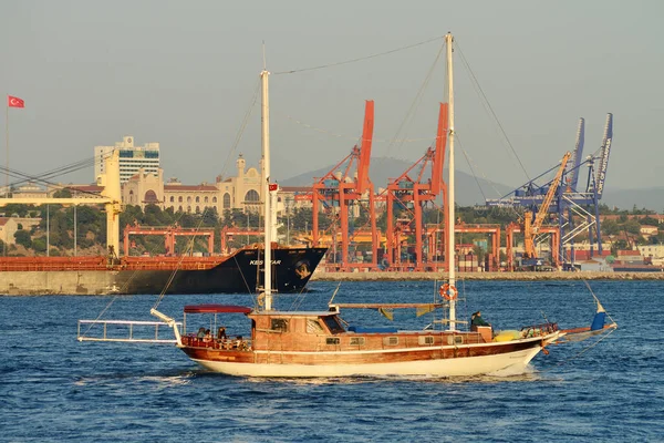 Istambul Agosto Navios Navegam Bósforo Agosto 2013 Istambul Turquia Todos — Fotografia de Stock