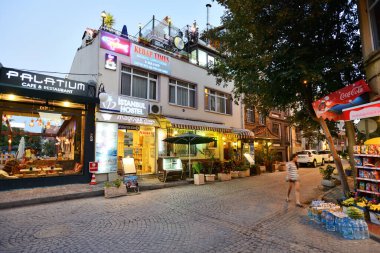 İstanbul - 08 Ağustos 2013: İstanbul, Türkiye 'de akşam saatlerinde restoranlar ve dükkanlar. İstanbul Türkiye 'nin büyük bir kentidir.