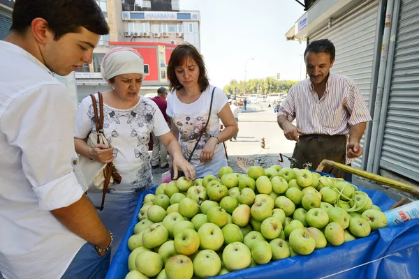 伊斯坦布尔 8月8日 2013年8月8日 一些身份不明的人在土耳其伊斯坦布尔街头贩卖苹果 伊斯坦布尔是土耳其的一个主要城市 — 图库照片