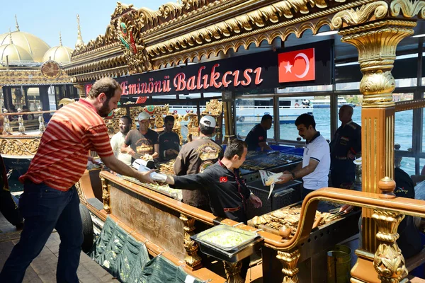 Istanbul Turkey August Unknown People Trades Traditional Turkish Food Street — Stock Photo, Image