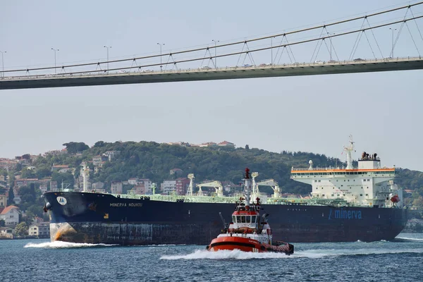 Istanbul August Ships Bosporus Strait August 2013 Istanbul Turkey Some — Stock Photo, Image