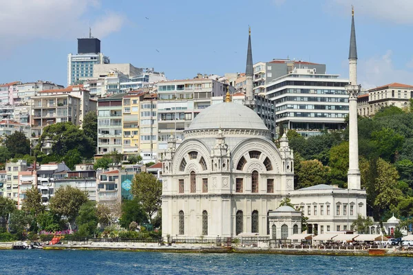 Istambul Agosto Vista Das Águas Estreito Bósforo Mesquita Buyuk Mecidiye — Fotografia de Stock