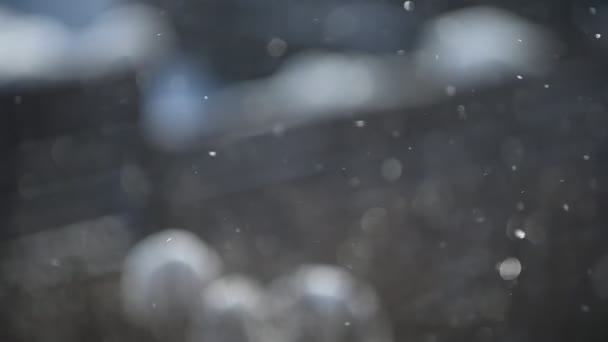 Сніжинки Падають Взимку Повільному Русі Боке Сніжинки Плавають Сонячне Світло — стокове відео