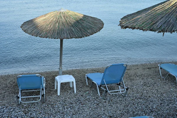 Sun Umbrellas Seashore Empty Beach Greece — Stock Photo, Image