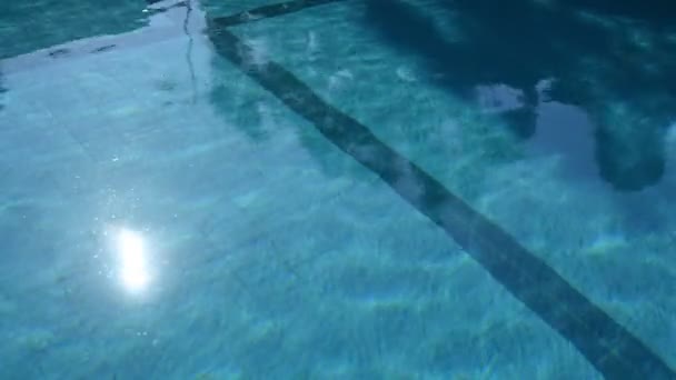 Agua Azul Pura Piscina Con Reflejos Luz Solar — Vídeos de Stock