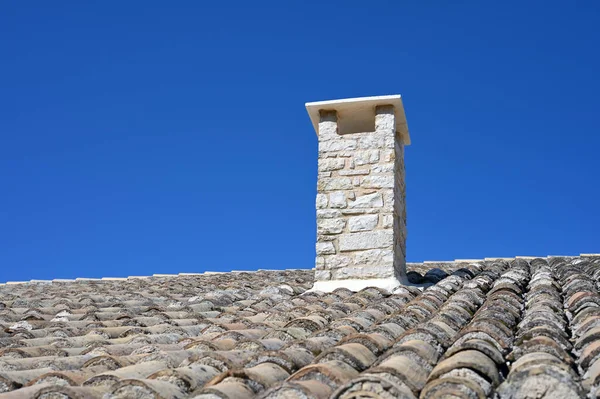 空に対する煙突とタイルの屋根 ギリシャ — ストック写真