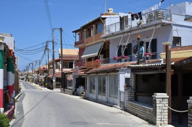 Korfu Adası, Sidari, 13 Haziran: 13 Haziran 2021 'de Yunanistan' ın Korfu Adası Sidari kentindeki tecrit (COVID-19 salgını) sırasında boş sokak.