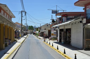 Korfu Adası, Sidari, 13 Haziran: 13 Haziran 2021 'de Yunanistan' ın Korfu Adası Sidari kentindeki tecrit (COVID-19 salgını) sırasında boş sokak.