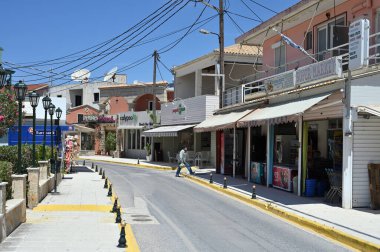 Korfu Adası, Sidari, 13 Haziran: 13 Haziran 2021 'de Yunanistan' ın Korfu Adası Sidari kentindeki tecrit (COVID-19 salgını) sırasında boş sokak.