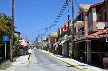 Korfu Adası, Sidari, 13 Haziran: 13 Haziran 2021 'de Yunanistan' ın Korfu Adası Sidari kentindeki tecrit (COVID-19 salgını) sırasında boş sokak.