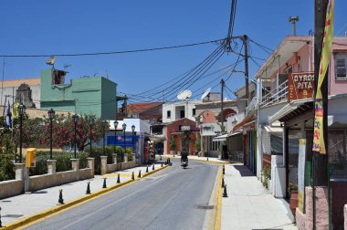 Korfu Adası, Sidari, 13 Haziran: 13 Haziran 2021 'de Yunanistan' ın Korfu Adası Sidari kentindeki tecrit (COVID-19 salgını) sırasında boş sokak.