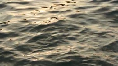 Deniz yüzeyinde küçük dalgalar ve dalgalar var.