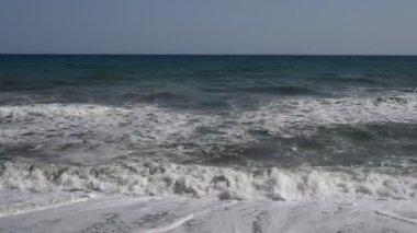 Yunanistan 'ın Girit adasındaki bir plaja güçlü deniz dalgaları çarpıyor. Fırtınalı deniz dalgaları
