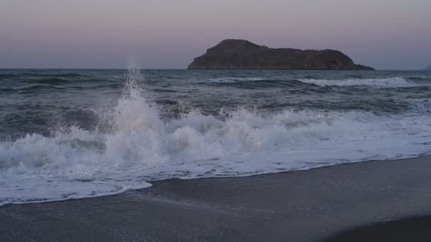 Kraftfulla Havsvågor Som Kraschar Strand Kreta Grekland Stormiga Havsvågor Stänk — Stockvideo