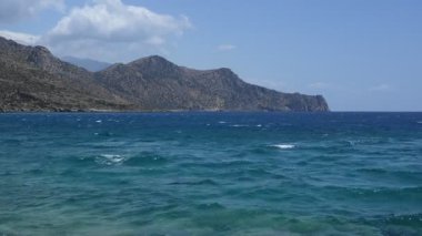 Deniz kıyısında güneşli bir gün, dalgalı deniz dalgaları