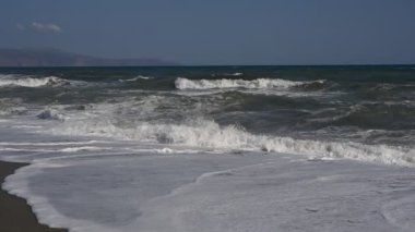 Yunanistan 'ın Girit adasındaki bir plaja güçlü deniz dalgaları çarpıyor. Fırtınalı deniz dalgaları