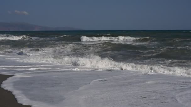 Kraftfulla Havsvågor Som Kraschar Strand Kreta Grekland Stormiga Havsvågor Stänk — Stockvideo