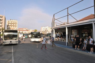 Hanya, Yunanistan - 22 Temmuz 2021: Yunanistan 'ın Chania kentindeki otobüs durağında bekleyen insanlar