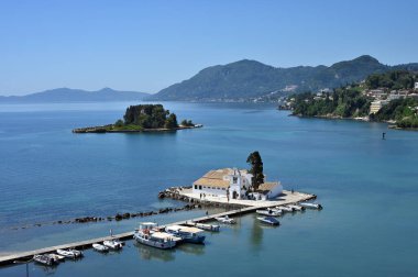 Korfu Kasabası, 16 Haziran 2021 'de Yunanistan' ın Corfu Adası 'ndaki Corfu Town' da bulunan deniz limanı ve Vlacherna Manastırı 'na bakınız..