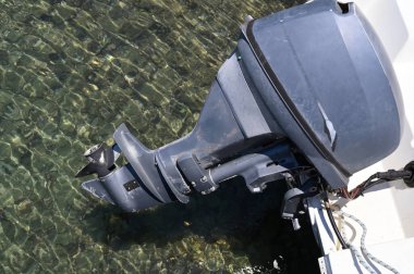 Motorlu deniz motoru. Gemiye güçlü bir engin monte edildi