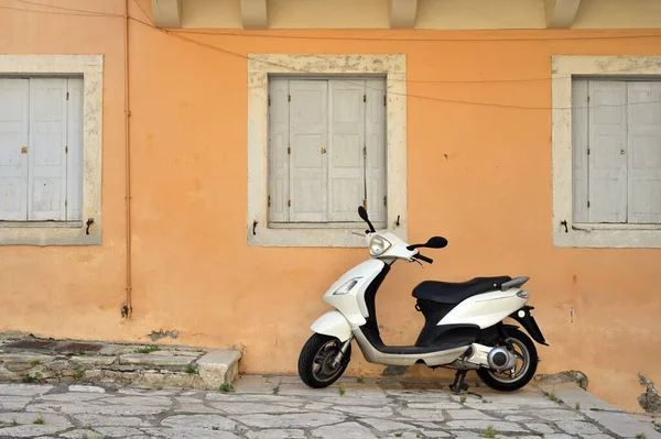 Ein Weißer Roller Parkt Der Hauswand Motorroller Steht Der Leeren — Stockfoto