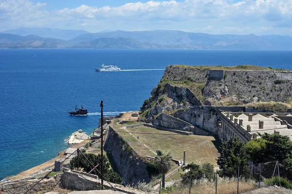 Κέρκυρα Ιουνίου Θέα Στη Θάλασσα Και Βάρκες Από Παλιό Βενετικό — Φωτογραφία Αρχείου