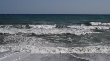Yunanistan 'ın Girit adasındaki bir plaja güçlü deniz dalgaları çarpıyor. Fırtınalı deniz dalgaları