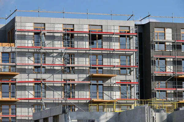 İnşaat iskelesi olan yüksek bir bina, Yeni Bina İnşaat Alanı