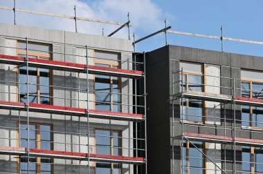 İnşaat iskelesi olan yüksek bir bina, Yeni Bina İnşaat Alanı