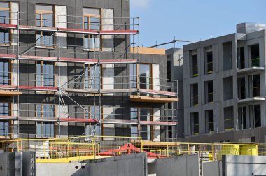 İnşaat iskelesi olan yüksek bir bina, Yeni Bina İnşaat Alanı